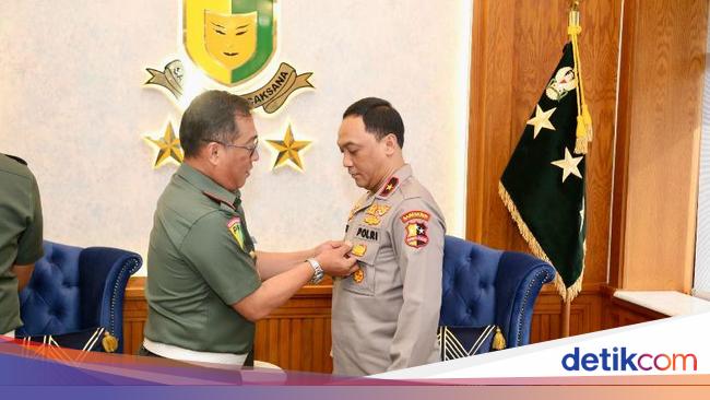 Dirtipidnarkoba Bareskrim Polri Mendapatkan Pin Kehormatan dari Puspomad