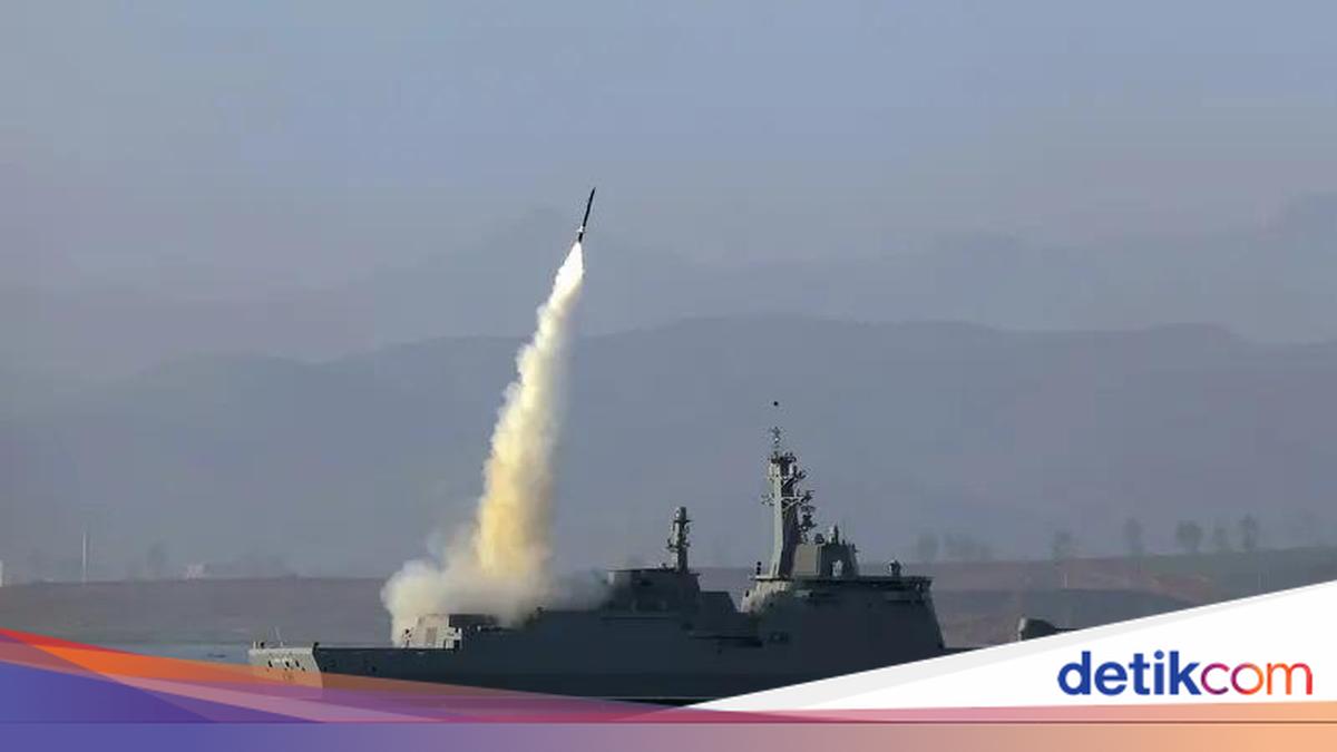 Korut Uji Coba Senjata pada Kapal Perang Terbaru, Diawasi Kim Jong Un
