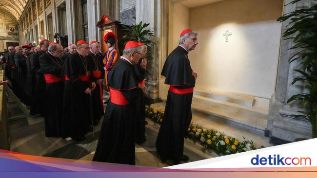 Momen Para Kardinal Berdoa di Makam Paus Fransiskus