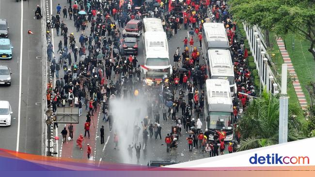 Kronologi Anarko Menyusup hingga Bikin Kericuhan Demo May Day di DPR