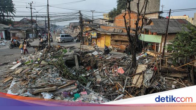 Ratusan Bangli di Jalur Air Bekasi Akhirnya Rata dengan Tanah
