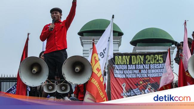 Spanduk dan Orasi Penuhi Aksi May Day di DPR