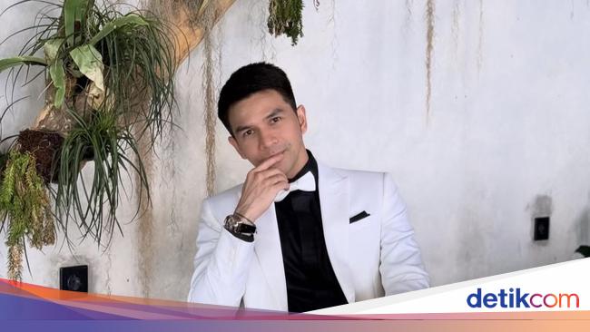 Jonathan Frizzy Asyik Makan Sate Angkringan hingga Meracik Kopi