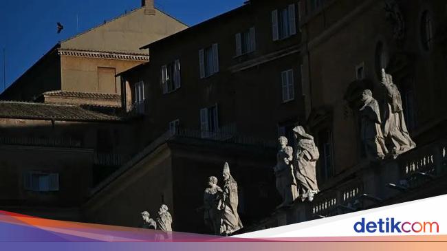 Jelang Konklaf Pemilihan Paus, Cerobong Asap Dipasang di Kapel Sistina