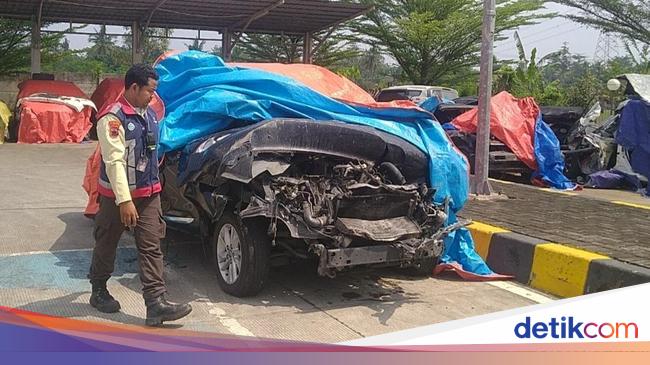Penampakan Kondisi Mobil Anggota DPR yang Kecelakaan di Tol Pemalang