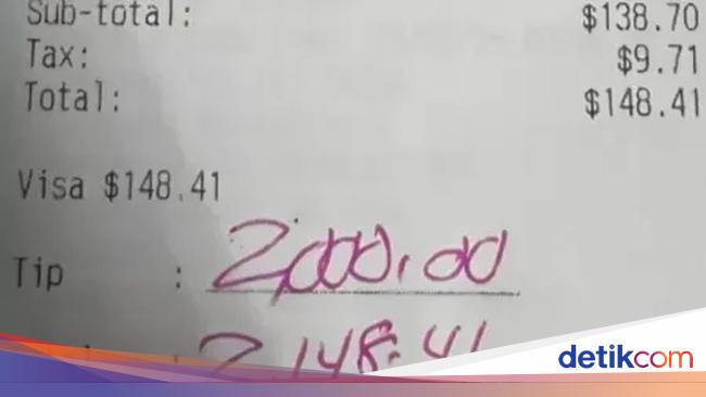 Rezeki Nomplok! Pelayan Tak Percaya Dapat Uang Tip Rp 33 Juta