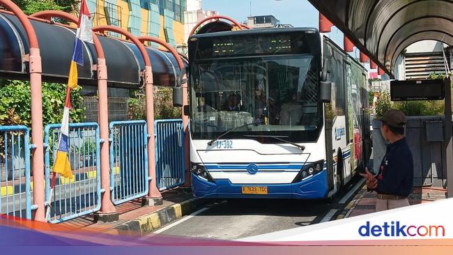 Menjajal Naik-Turun TransJakarta di Tengah Tol