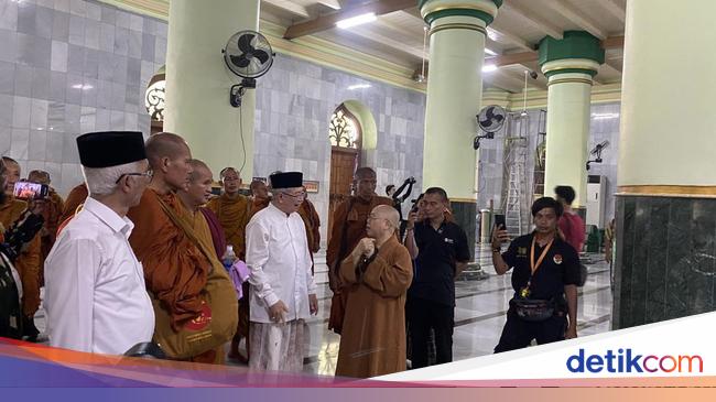Kisah Menyejukkan Takmir Masjid Kauman Dikunjungi Biksu Thudong Thailand