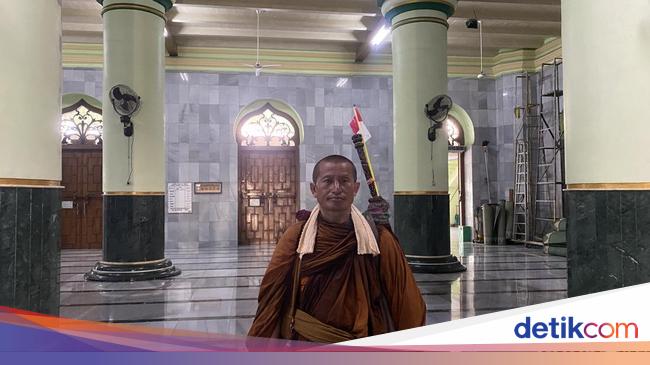 Saat Rombongan Biksu Thudong Numpang Ngadem di Mal dan Wudu di Masjid