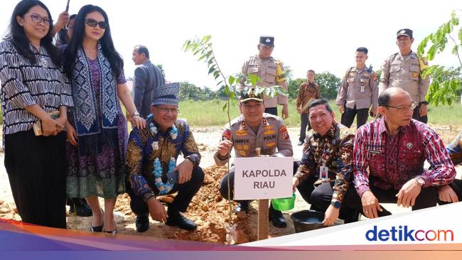 Penanaman Pohon di BNN Riau: Pohon Kuat, Generasi Hebat Tanpa Narkoba