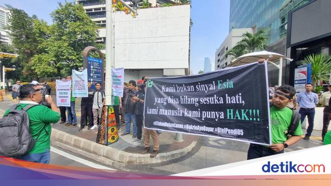Eks Karyawan Bakrie Telecom Gelar Demo Tuntut Pelunasan Kompensasi PHK