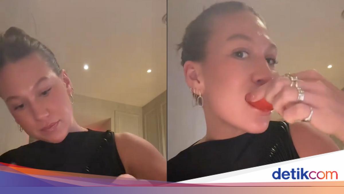 Makan Tomat Mentah di Resto Mewah, Infulencer Ini Bikin Netizen Heran