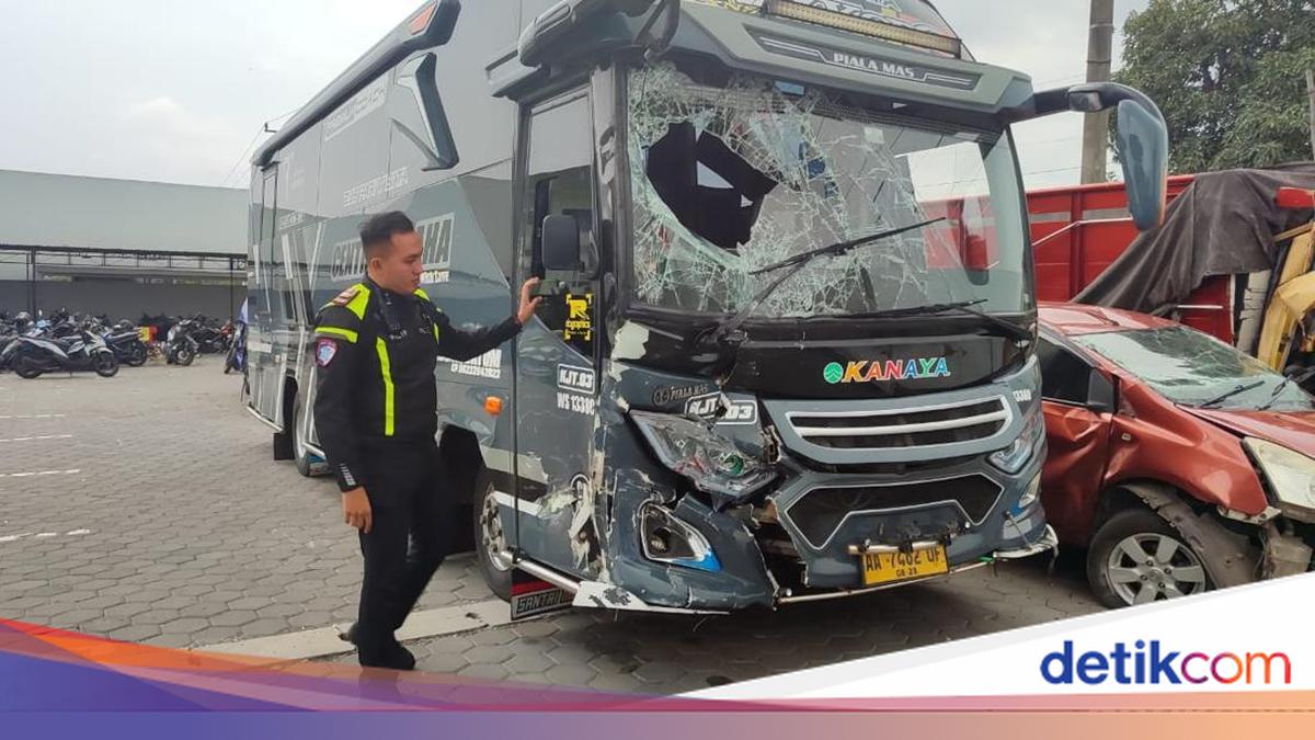 Bus On Alpha Rd Bus Seruduk Alphard di Klaten Angkut Rombongan Pengantar Haji dari Weleri