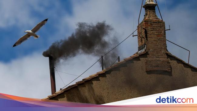 Detik-detik Asap Hitam Mengepul dari Cerobong Kapel Sistina saat Konklaf