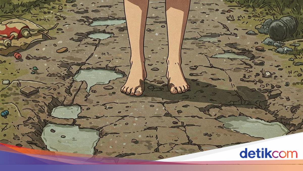 Lansia Sakit di Sukabumi Ditandu Pakai Sarung karena Jalan Rusak