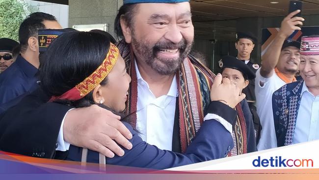 Paloh Surya Paloh Nikmati Wisata Pinisi di Labuan Bajo, Terkesan dengan ...