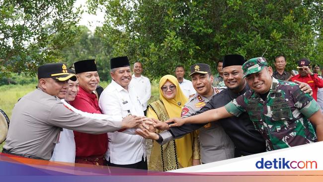 Momen 3 Paslon Bupati Siak Dipersatukan Kapolda Riau Tanam Pohon Kehidupan