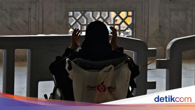 Jemaah Lansia Bisa Pakai Jasa Dorong Kursi Roda Saat Tawaf, Segini Biayanya