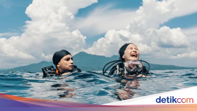 Potret Prilly Latuconsina Ajak Omara Esteghlal Menyelam di Laut Pertama Kali