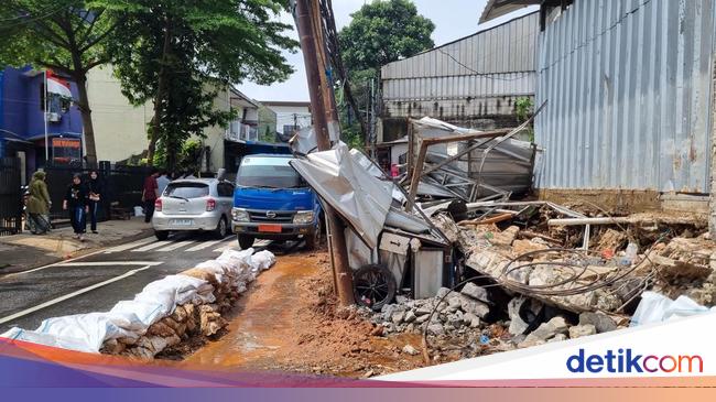 Detik-detik Tembok di Kalibata Jebol, Air pun Luber Memicu Banjir
