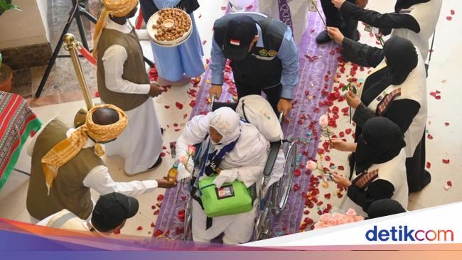 Jemaah Haji RI Mulai Tiba di Makkah, Disambut Selawat hingga Mawar