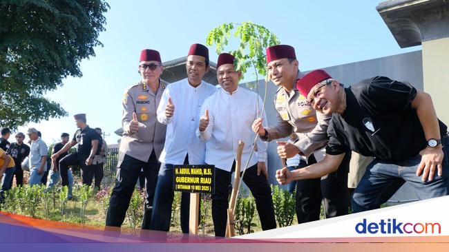 Harmonisasi Agama dan Sains Menjaga Alam Lewat Tanam Pohon di Polda Riau