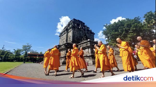 Pesan buat Traveler yang Saksikan Kirab Waisak ke dari Candi Mendut ke Candi Borobudur