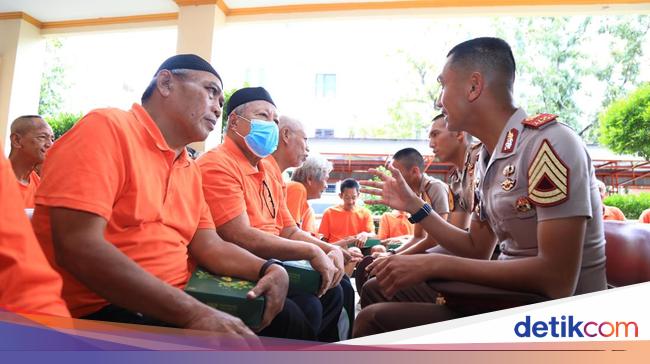 Taruna Akademi Kepolisian Gelar Bakti Sosial di Rumah Perlindungan Lansia Jakbar