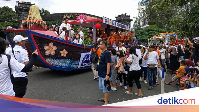 Suasana kirab Waisak