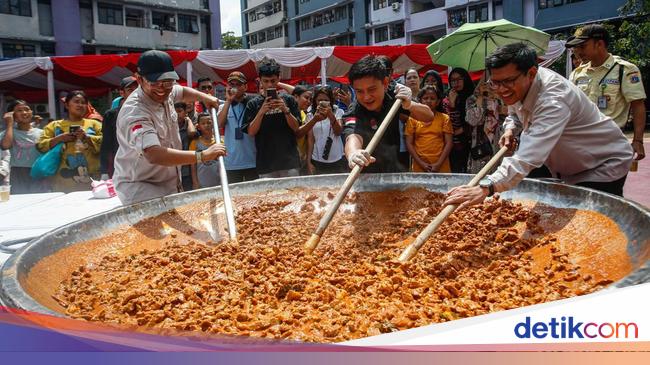 Warga Rusun Marunda Antusias Saksikan Masak Besar Jelang Idul Adha