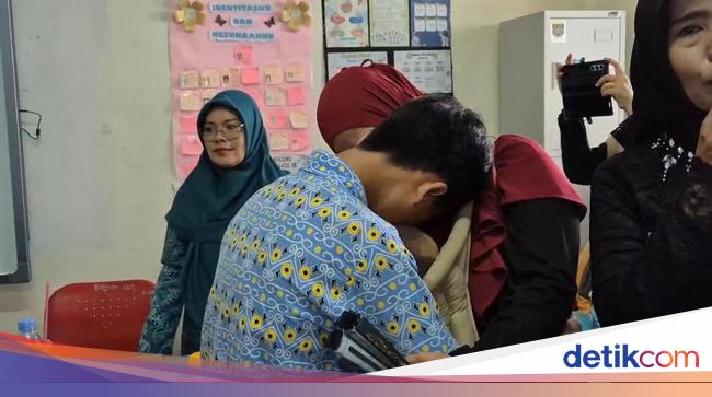 Tangisan Para Siswa SD Depok di Pelukan Ibu Usai Geger Tawuran