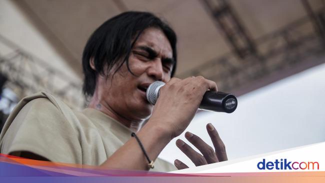 Charly Van Houten Bakal Beri Uang Tunai Jika Kafe Putar Lagunya