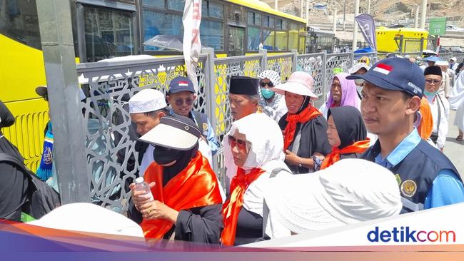 Saat Petugas Haji Jadi 'Kompas' Bagi Jemaah Usai Jumatan di Masjidil Haram