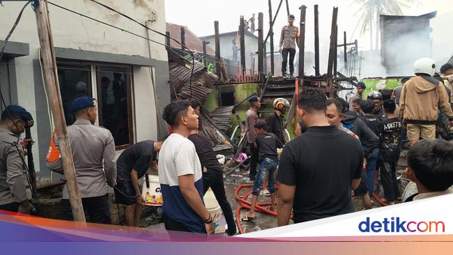 Warga Histeris Saksikan Rumahnya Kebakaran di Jalan Andi Tonro Makassar