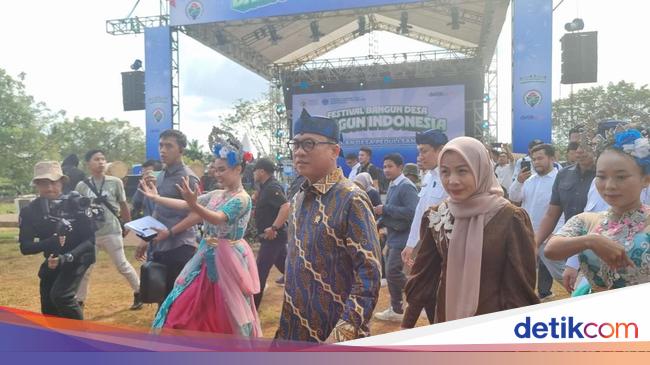 Disambut Tari Rampak Bedug, Mendes Hadiri Festival Gerakan Desa Peduli Sampah