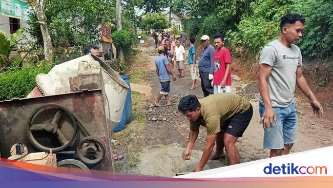 Warga Pandeglang Swadaya Bangun Jalan Rusak, Peran Pemkab Dipertanyakan