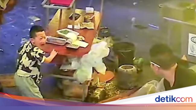 Aksi Heroik Bocah Selamatkan Gerobak Makan Orang Tua Ini Banjir Pujian