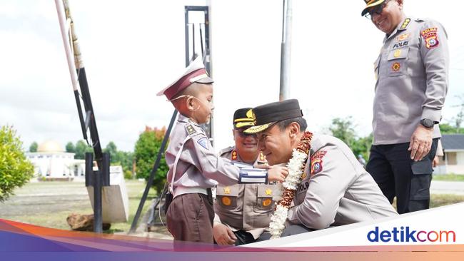 Kunjungan Kerja ke Polres Meranti, Kapolda Riau Disambut Polisi Cilik