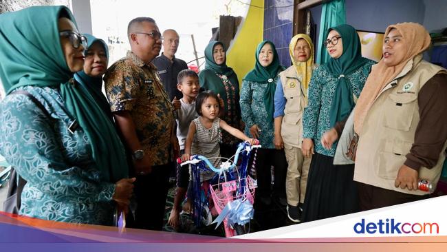 Viral 2 Anak Jadi Pemulung di Sentul, Kemensos Salurkan Bantuan ATENSI