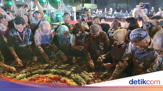 Ribuan Orang Tumplek Blek Ramaikan Festival Rujak Uleg Surabaya