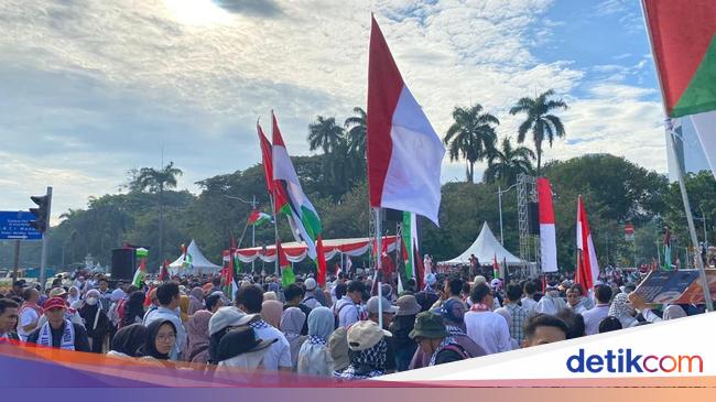 Massa Gelar Aksi Bela Palestina di Kawasan Monas, Minta Hentikan Genosida