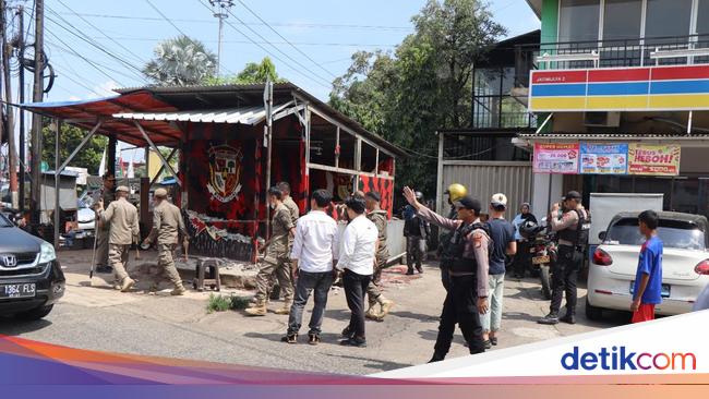Posko Ormas di Depok Dibongkar Aparat, Puluhan Bendera juga Dicopot