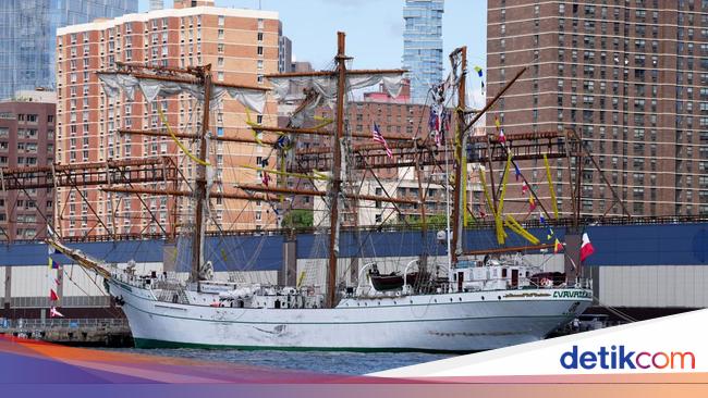 Kapal AL Meksiko yang Tabrak Jembatan Brooklyn Berlabuh di New York