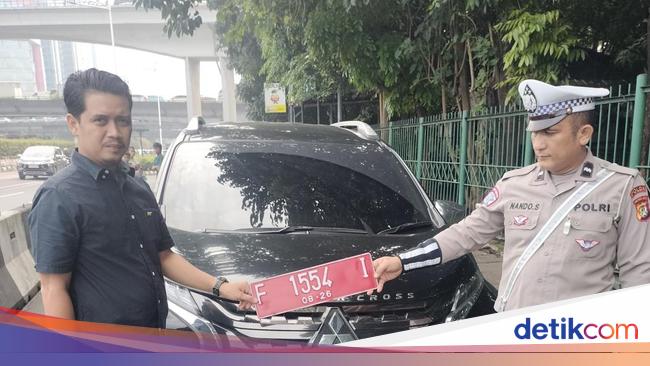 Duh! Xpander Pelat Merah Ditukar Jadi Pelat Putih, Polisi Bertindak