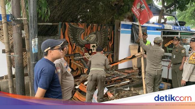 Petugas Gabungan Bongkar Posko PP Ilegal dan Angkut Jukir Liar di Jaksel