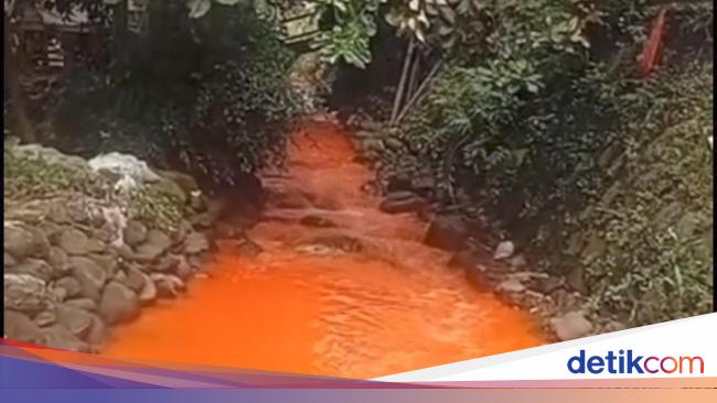 Terungkap Sebab Air Sungai Citeureup Berubah Jadi Oranye