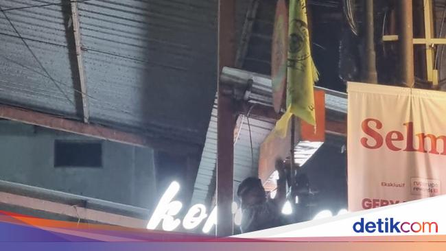 Aparat Copot Puluhan Bendera Ormas yang Ganggu Ruang Publik di Depok
