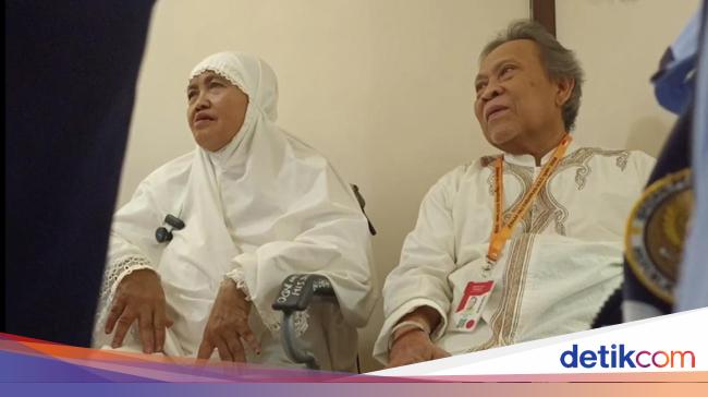Syukur Pasangan Lansia Naik Haji Bersama: Jemaah-Petugas Membantu, Baik Semua