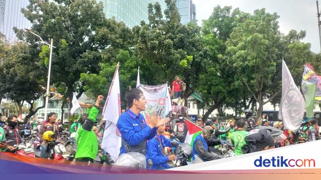 Patung Kuda Mulai Dipadati Massa Ojol, Begini Situasinya
