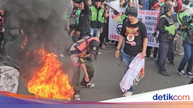 Massa Demo Ojol Bakar Ban di Patung Kuda, Minta Bertemu Menhub